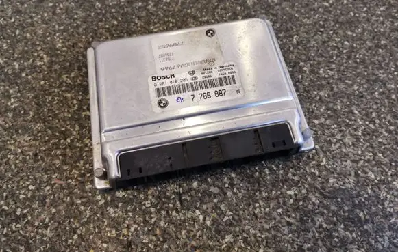BMW 5 E39 Engine control unit/module 0281010205 7786887