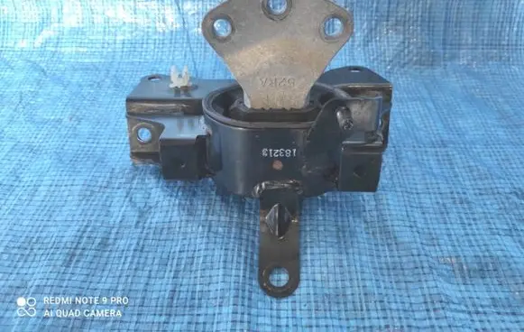 Suzuki Swift III Engine mount vacuum valve 183213