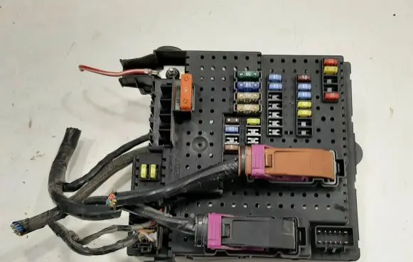 Volvo V70 Fuse module 30728512 28017881 06W193