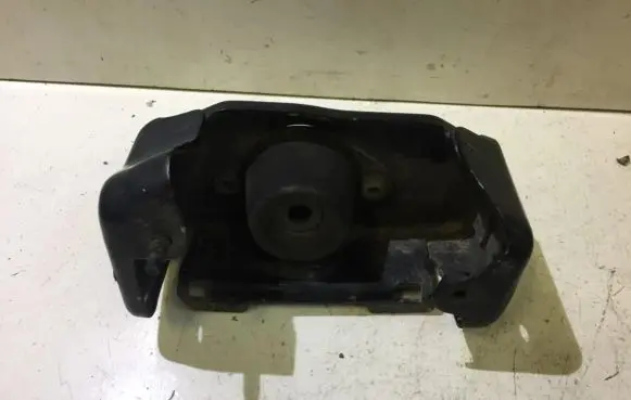 Mitsubishi Carisma Engine mount bracket