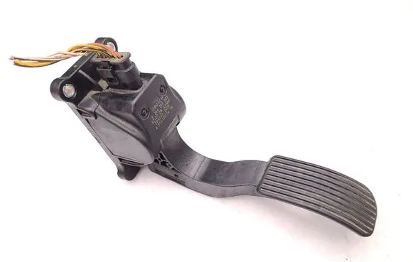 Accelerator throttle pedal