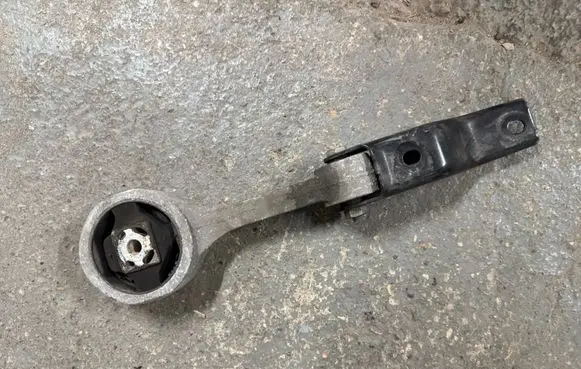 Engine mount bracket