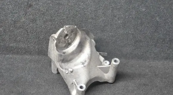 Volkswagen Touareg I Engine mounting bracket 070199308A