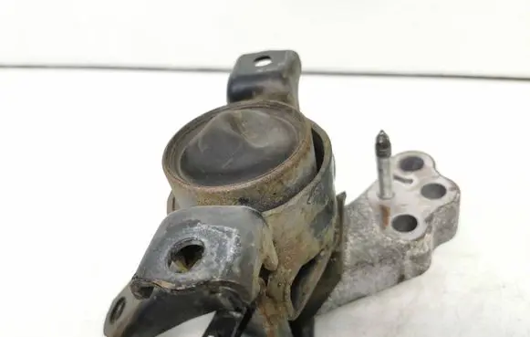 Toyota RAV 4 (XA30) Engine mount bracket 1013