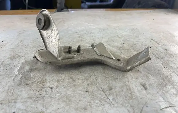 Audi A8 S8 D3 4E Intercooler pipe mounting bracket 4E0145814
