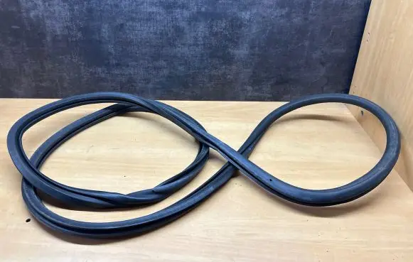 Volkswagen Touran I Front door rubber seal 1T0867911F