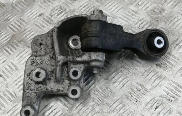 Peugeot 508 Engine mount bracket 9675026780