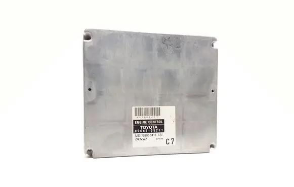 Toyota Avensis T250 Engine control unit/module 8966105C71 MB1758009411