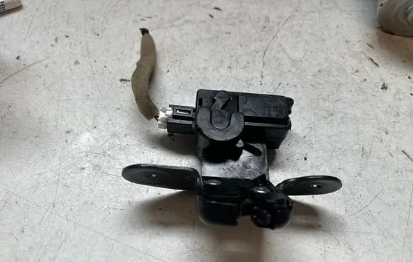Dacia Spring Tailgate/trunk/boot lock/catch/latch 906002009R