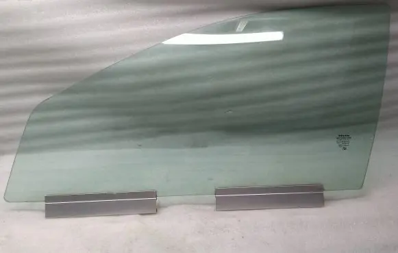 Volvo XC70 Front door vent window glass four-door 