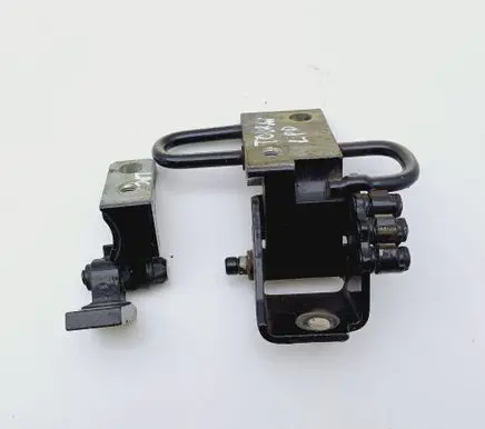 Volkswagen Touran I Front door lower hinge 1T0831411A 6Q0831401B