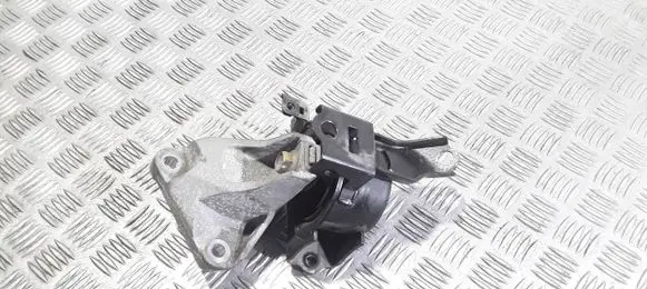 Suzuki SX4 S-Cross Engine mount bracket
