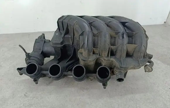 Volkswagen Touran I Intake manifold 06F133210P