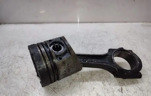 Mitsubishi L200 Piston with connecting rod