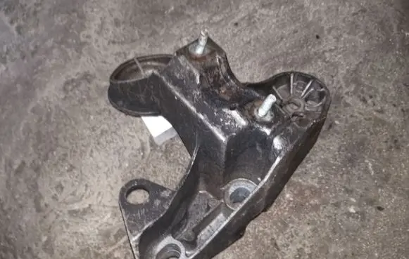 Volkswagen PASSAT B5.5 Engine mounting bracket 8E0199351F