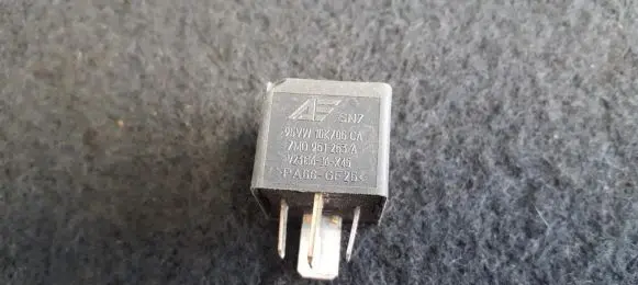 Volkswagen Golf III Other relay 95VW10K705CA 7M0951253A