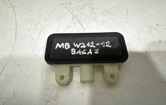 Mercedes-Benz E W212 Tailgate opening switch 2218702410