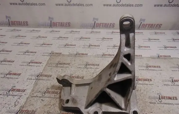Volvo XC90 Engine mounting bracket 8675329