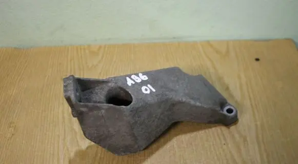 Audi A4 S4 B6 8E 8H Engine mounting bracket 8E0199307A