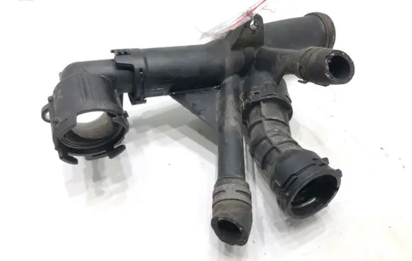 Volkswagen PASSAT B8 Engine coolant pipe/hose 04L121026F