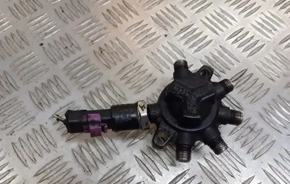 Ford Focus Fuel distributor R9144Z020C