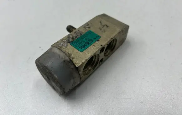 KIA Sorento Air conditioning (A/C) expansion valve F108JDXLA02 52280990