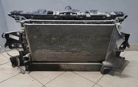 Renault Megane III Radiator support slam panel