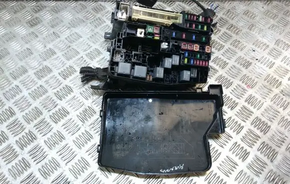 Toyota Avensis T270 Fuse box set 8211505D91