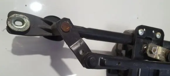 KIA Sportage Front wiper linkage and motor