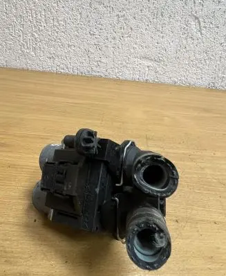 Mercedes-Benz E W210 Coolant heater control valve 0235451628 D8412