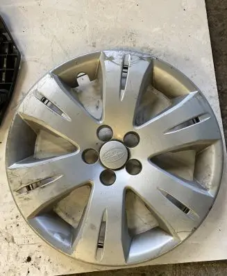 Subaru Outback R16 wheel hub/cap/trim 