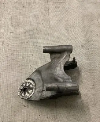 Volkswagen Touareg I Engine mounting bracket 070199308A