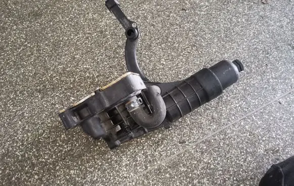 Oil filter mounting bracket