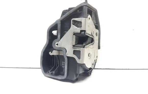 BMW X3 E83 Front door lock 7167072