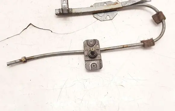 Rear door manual window regulator