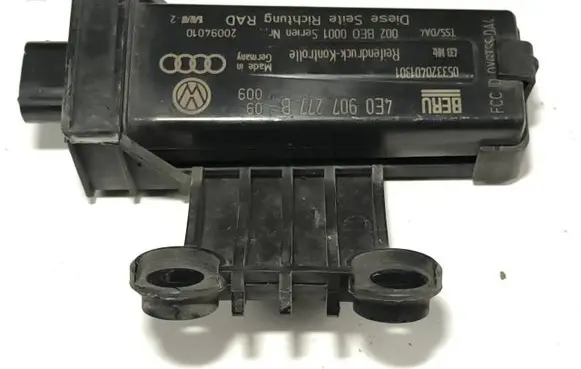 Audi A8 S8 D3 4E Tire pressure sensor 4E0907277B 053370401301