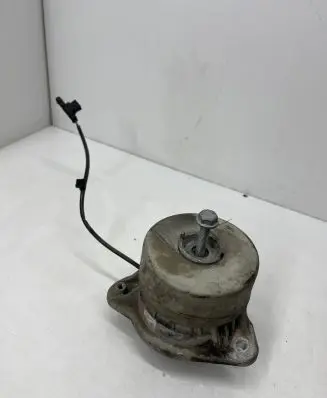 Engine mount bracket