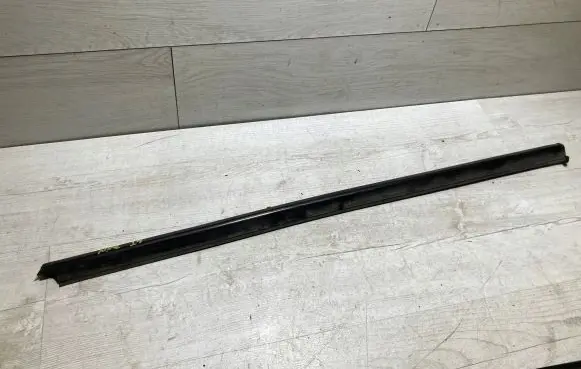 Renault Twingo III Rear door glass trim molding 82015e26