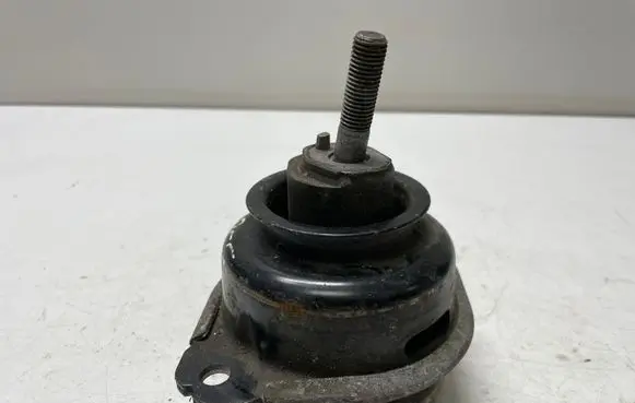 Volkswagen Touareg I Engine mount bracket 7L8199131A
