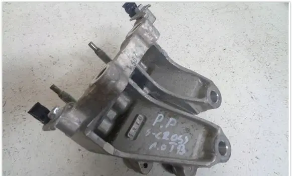 Suzuki SX4 S-Cross Engine mounting bracket
