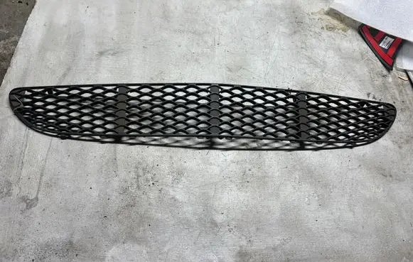 Mercedes-Benz E W211 Front bumper lower grill A2118850053