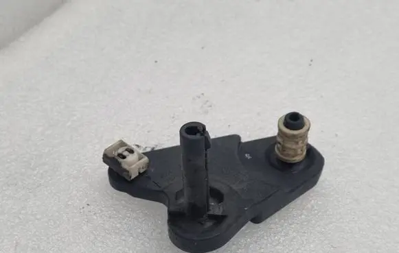 Volkswagen Golf VI Gear shift cable bracket 1K0711203E 1K0711202H