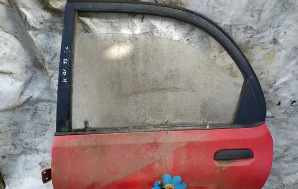 Mazda 121 Rear door raudonos