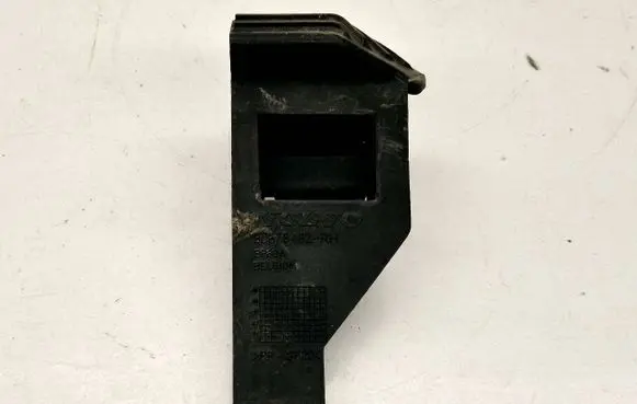 Volvo V50 Front bumper mounting bracket 30678482 BP8BA