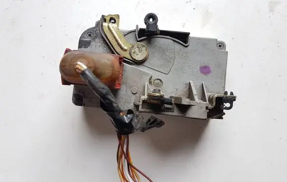 Peugeot 406 Front door lock 02J7