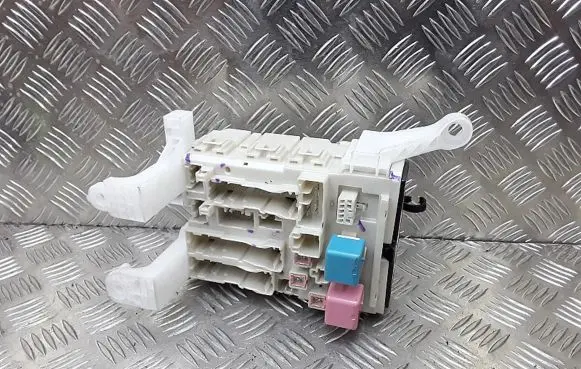 Toyota Auris 150 Fuse module 8273002120A