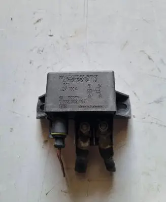 Mercedes-Benz CLS C219 Charging relay A0025426419 0332002167
