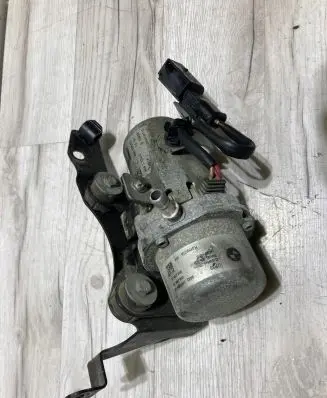 BMW 5 F10 F11 Vacuum pump 6857404