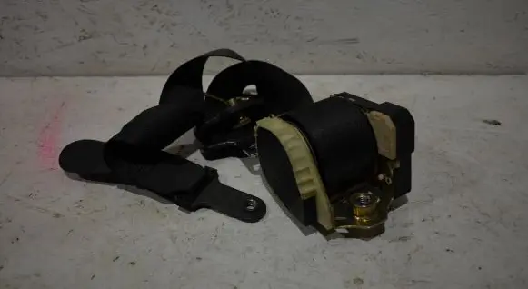 Ford Mondeo Mk III Front seatbelt 33023899