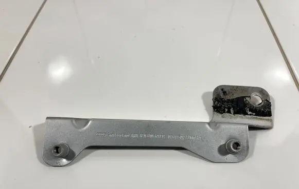 Audi A8 S8 D3 4E Fender mounting bracket 4E0810697B